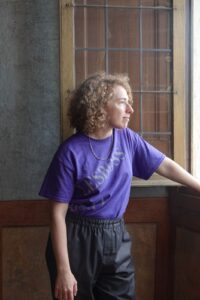 Artiste franco-argentine, Liv Schulman explore subjectivité et politique via fictions filmées et performances, mêlant anti-théâtre et psychothérapie institutionnelle dans ses œuvres captivantes.